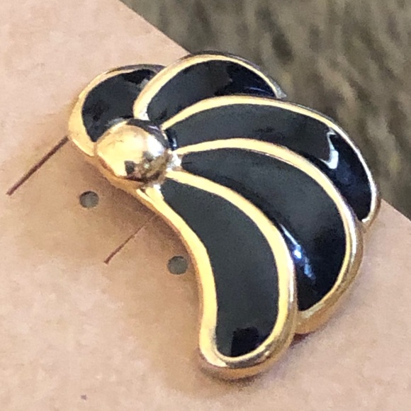 Vintage black enamel gold tone setting earrings - Picture 3 of 4